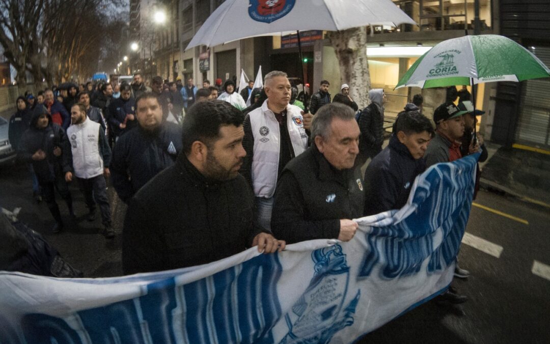 La Juventud Sindical de la FeMPINRA repudió la licitación que permite la construcción de barcazas de hidrocarburos en Paraguay.